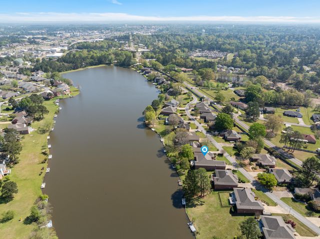 29 Stones Throw Dr., Hattiesburg, MS 39402