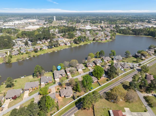 29 Stones Throw Dr., Hattiesburg, MS 39402