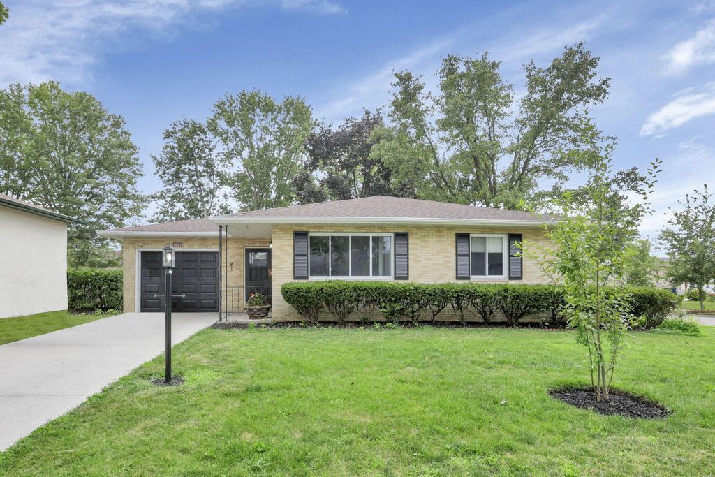 1695 Rocky Pine Loop N, Columbus, OH 43229