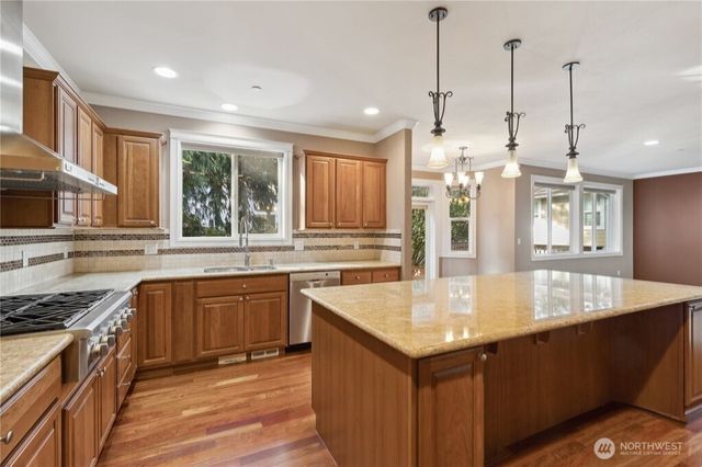 15025 SE 43rd St, Bellevue, WA 98006