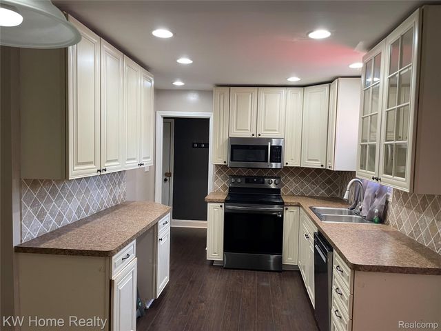 1220 Elford Court, Grosse Pointe Woods, MI 48236