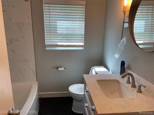 1220 Elford Court, Grosse Pointe Woods, MI 48236