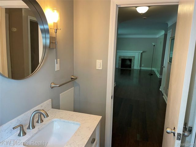 1220 Elford Court, Grosse Pointe Woods, MI 48236