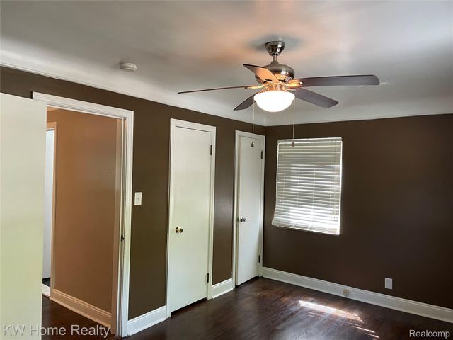 1220 Elford Court, Grosse Pointe Woods, MI 48236