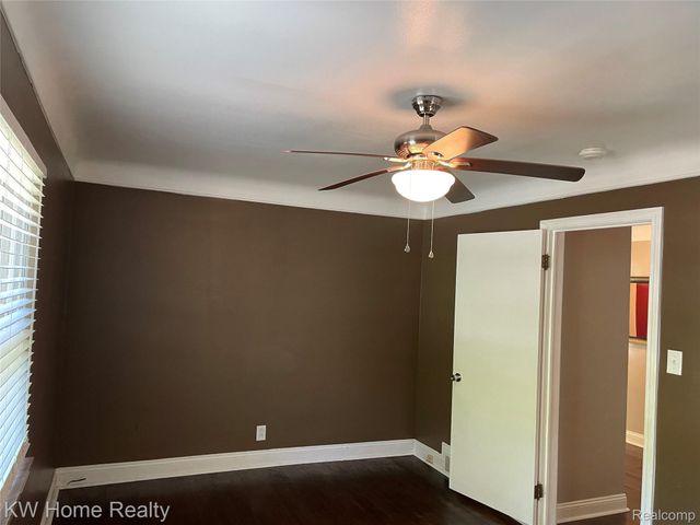 1220 Elford Court, Grosse Pointe Woods, MI 48236