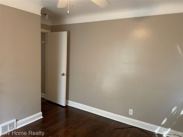 1220 Elford Court, Grosse Pointe Woods, MI 48236