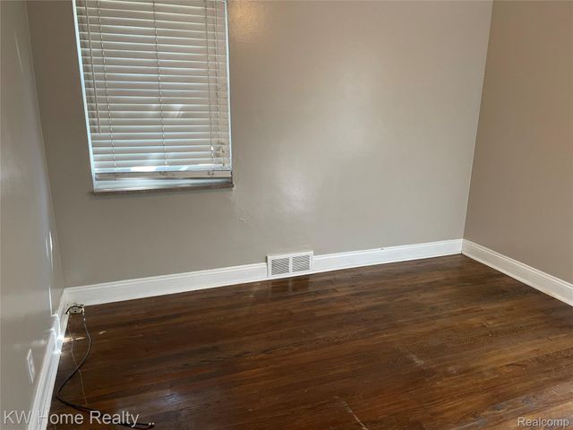 1220 Elford Court, Grosse Pointe Woods, MI 48236