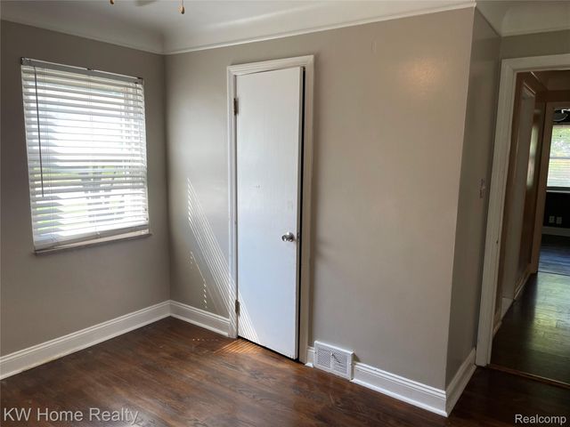 1220 Elford Court, Grosse Pointe Woods, MI 48236