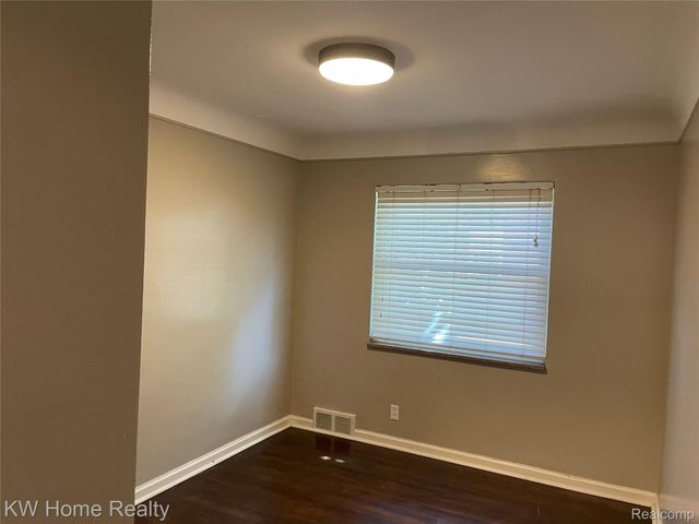 1220 Elford Court, Grosse Pointe Woods, MI 48236