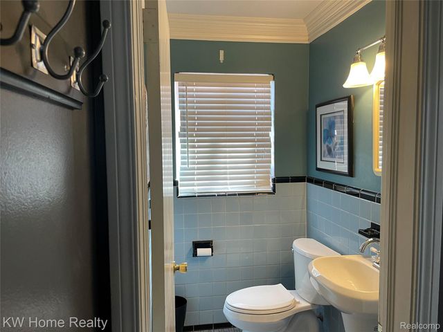 1220 Elford Court, Grosse Pointe Woods, MI 48236