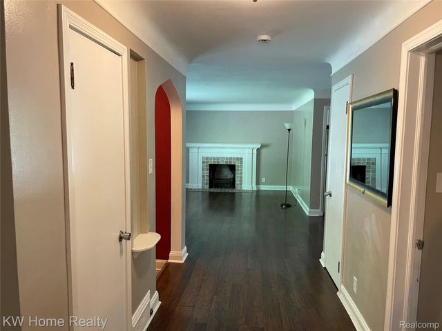 1220 Elford Court, Grosse Pointe Woods, MI 48236