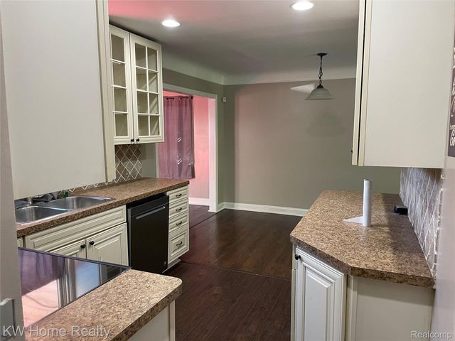 1220 Elford Court, Grosse Pointe Woods, MI 48236