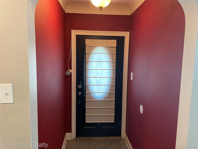 1220 Elford Court, Grosse Pointe Woods, MI 48236