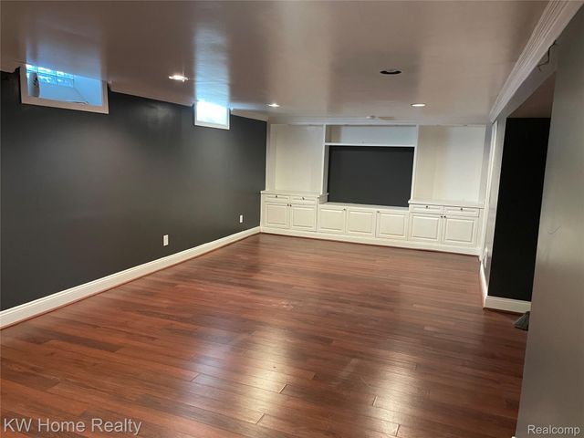 1220 Elford Court, Grosse Pointe Woods, MI 48236