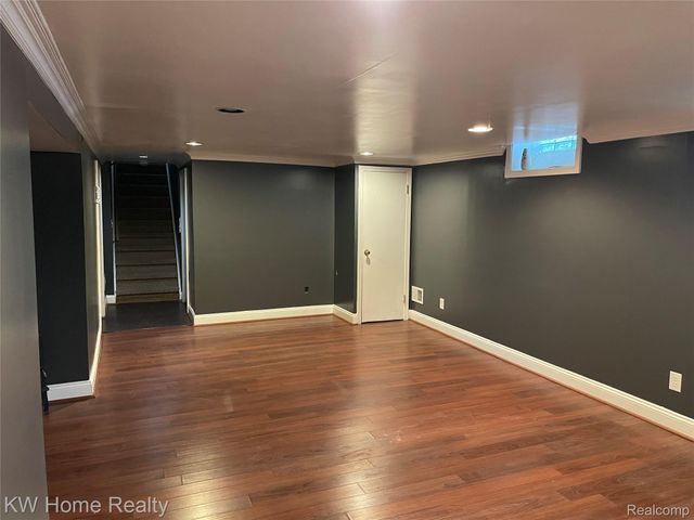 1220 Elford Court, Grosse Pointe Woods, MI 48236