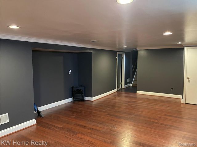 1220 Elford Court, Grosse Pointe Woods, MI 48236