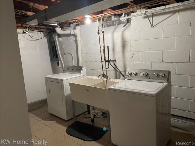 1220 Elford Court, Grosse Pointe Woods, MI 48236