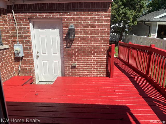1220 Elford Court, Grosse Pointe Woods, MI 48236