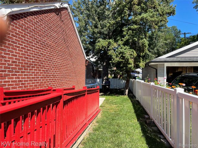 1220 Elford Court, Grosse Pointe Woods, MI 48236