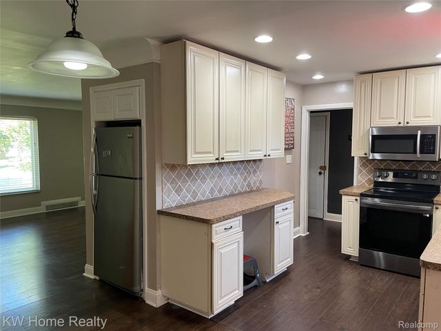 1220 Elford Court, Grosse Pointe Woods, MI 48236