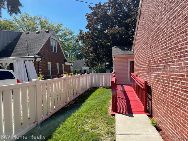1220 Elford Court, Grosse Pointe Woods, MI 48236