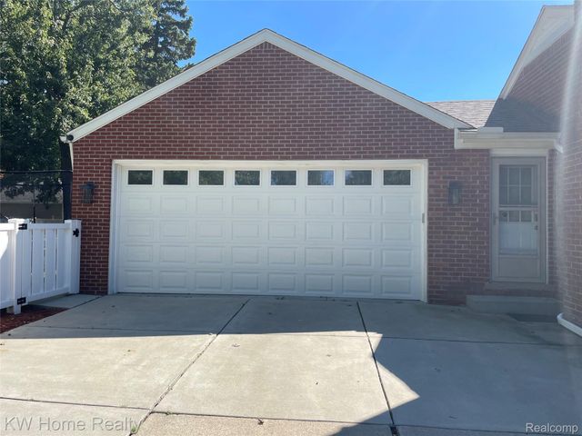 1220 Elford Court, Grosse Pointe Woods, MI 48236