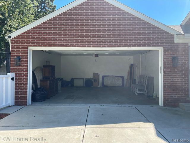 1220 Elford Court, Grosse Pointe Woods, MI 48236