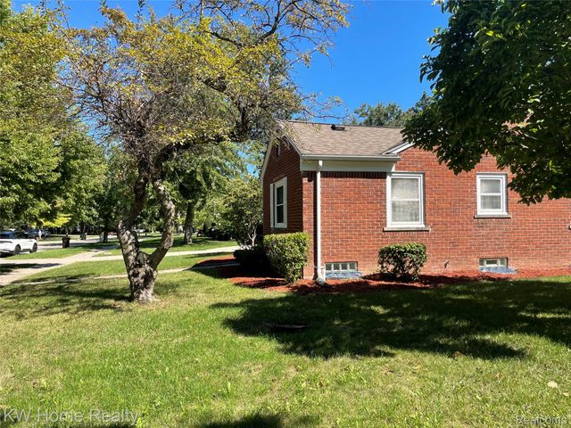 1220 Elford Court, Grosse Pointe Woods, MI 48236