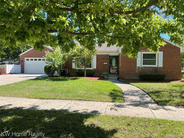 1220 Elford Court, Grosse Pointe Woods, MI 48236