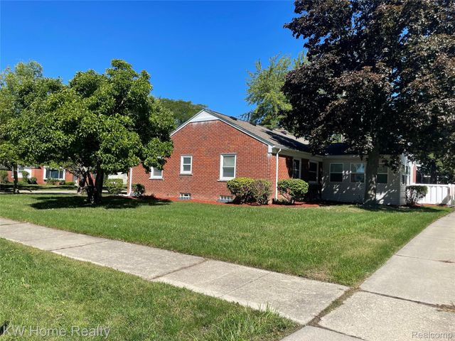 1220 Elford Court, Grosse Pointe Woods, MI 48236