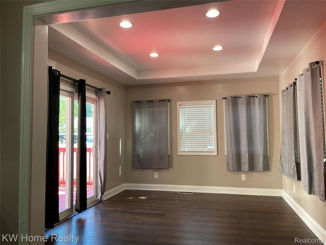 1220 Elford Court, Grosse Pointe Woods, MI 48236