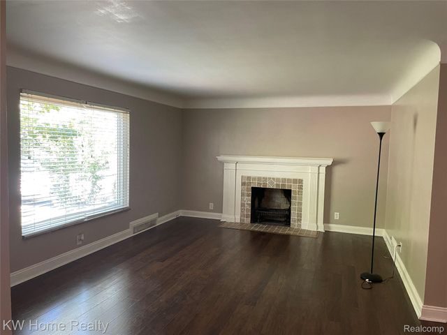 1220 Elford Court, Grosse Pointe Woods, MI 48236
