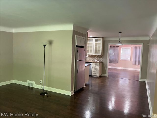 1220 Elford Court, Grosse Pointe Woods, MI 48236