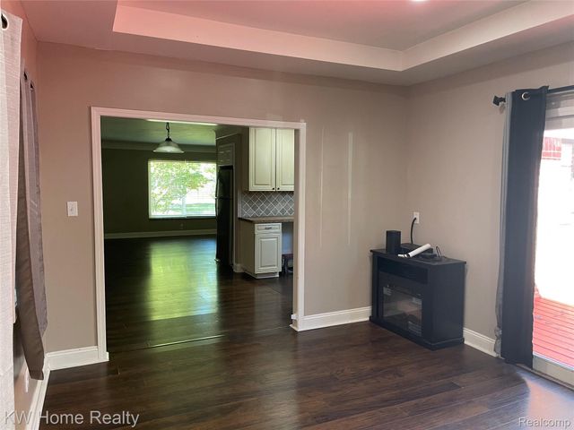 1220 Elford Court, Grosse Pointe Woods, MI 48236