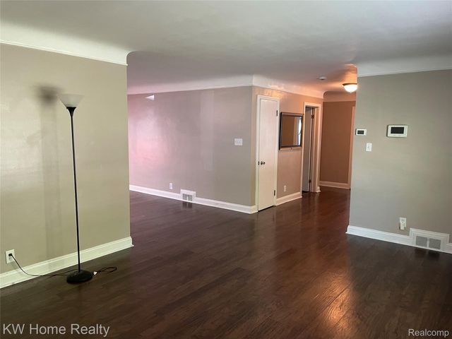 1220 Elford Court, Grosse Pointe Woods, MI 48236
