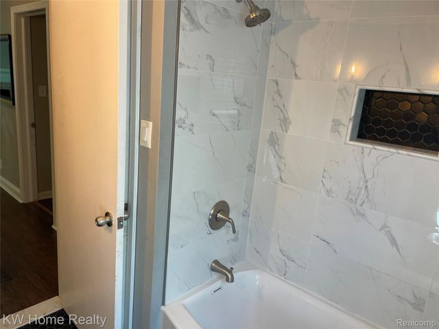 1220 Elford Court, Grosse Pointe Woods, MI 48236
