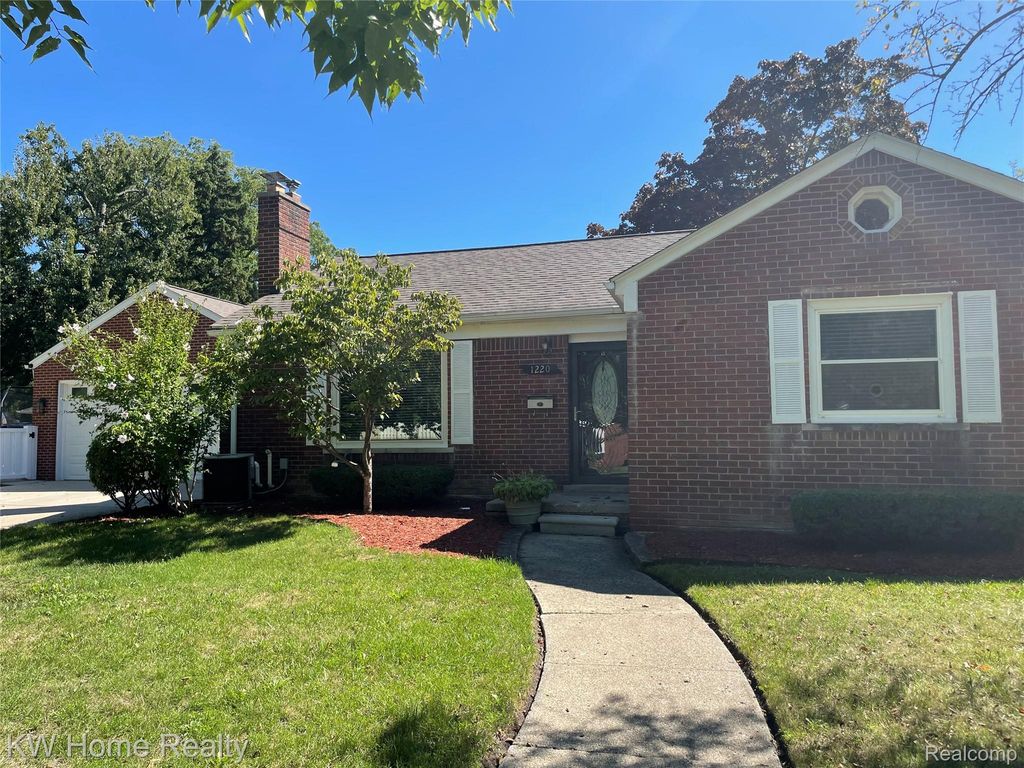 1220 Elford Court, Grosse Pointe Woods, MI 48236