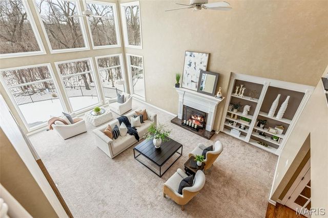 1040 Greystone Manor Parkway, Chesterfield, MO 63005