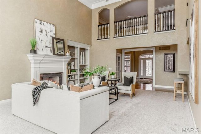 1040 Greystone Manor Parkway, Chesterfield, MO 63005