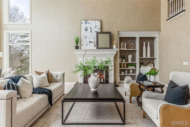 1040 Greystone Manor Parkway, Chesterfield, MO 63005