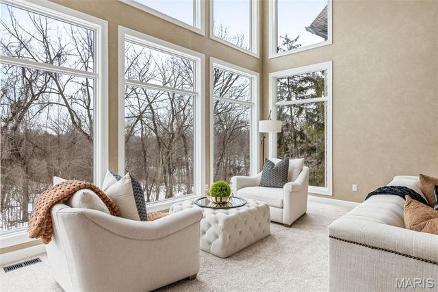 1040 Greystone Manor Parkway, Chesterfield, MO 63005