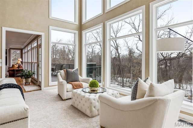 1040 Greystone Manor Parkway, Chesterfield, MO 63005