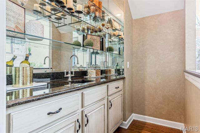 1040 Greystone Manor Parkway, Chesterfield, MO 63005