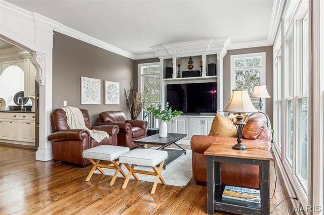 1040 Greystone Manor Parkway, Chesterfield, MO 63005