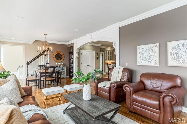 1040 Greystone Manor Parkway, Chesterfield, MO 63005