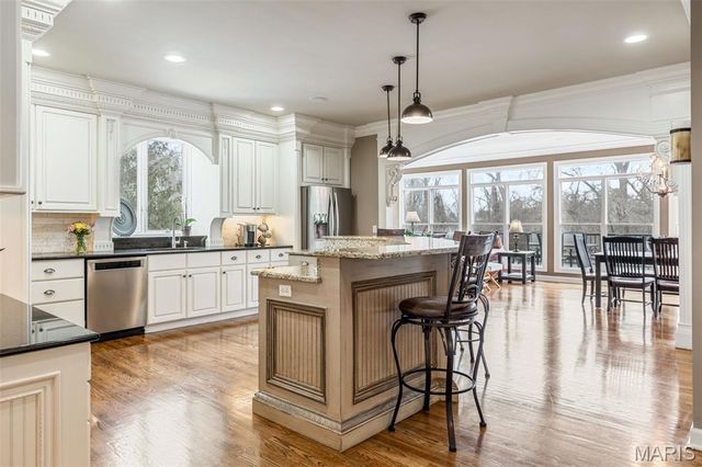 1040 Greystone Manor Parkway, Chesterfield, MO 63005