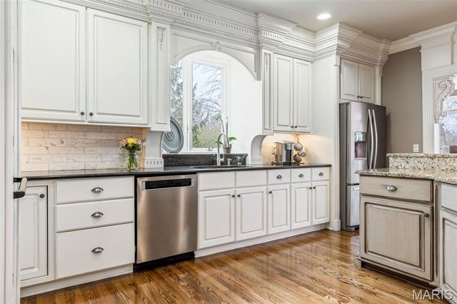 1040 Greystone Manor Parkway, Chesterfield, MO 63005