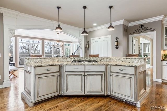 1040 Greystone Manor Parkway, Chesterfield, MO 63005