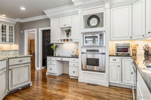 1040 Greystone Manor Parkway, Chesterfield, MO 63005