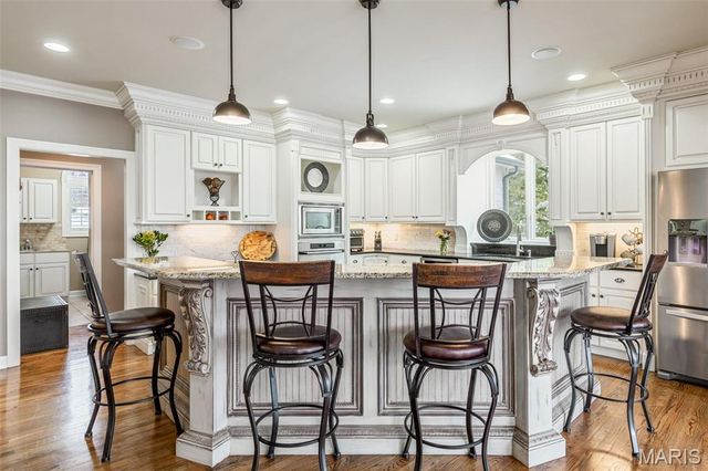 1040 Greystone Manor Parkway, Chesterfield, MO 63005